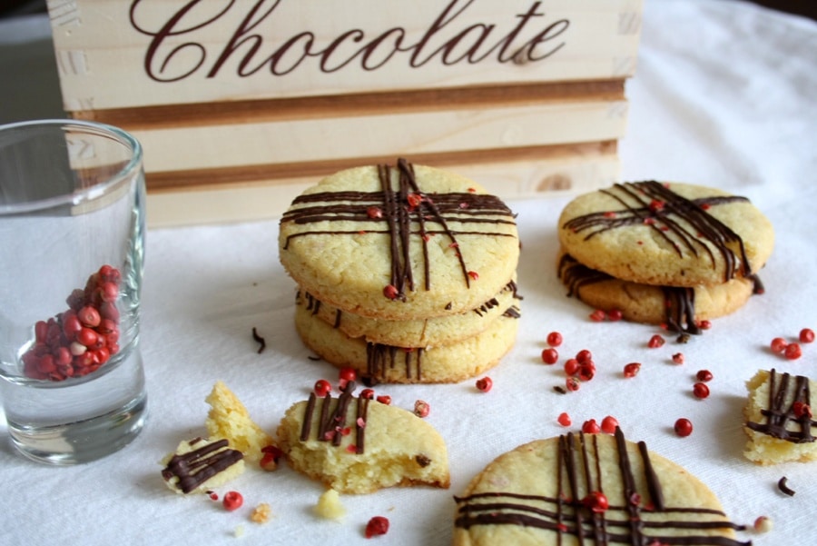 Biscotti al pepe rosa e cioccolato