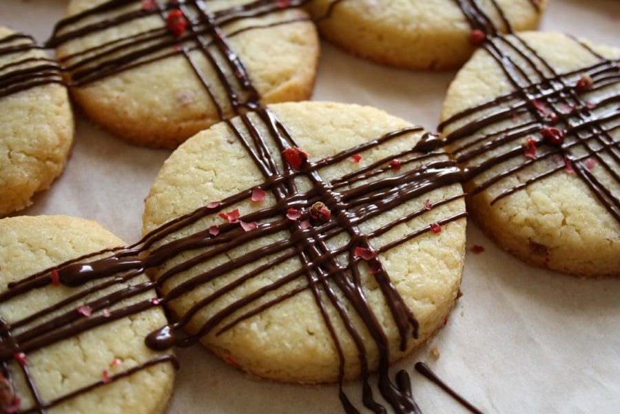 biscotti cioccolato e pepe rosa ricetta