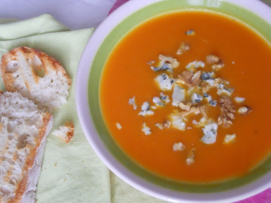 Zucca vellutata con roquefort e noci Zucca vellutata con roquefort e noci