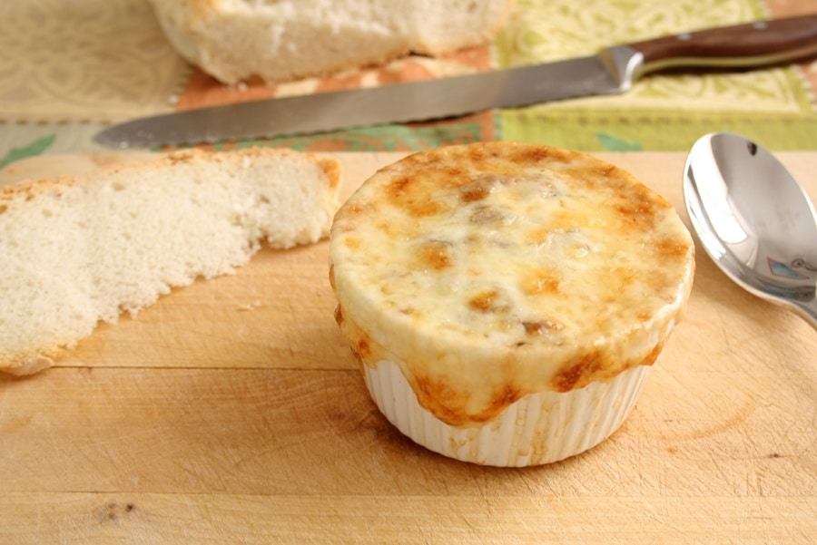 Zuppa di cipolle gratinata alla francese Zuppa di cipolle gratinata alla francese