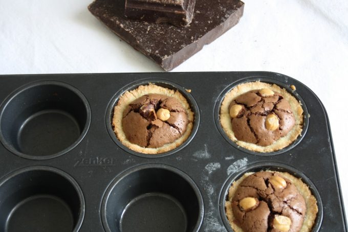 Crostatine al cioccolato e nocciole Crostatine al cioccolato e nocciole