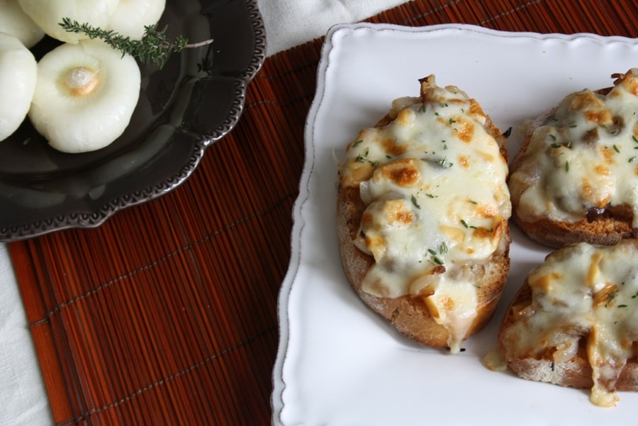 Crostini di cipolle borettane all'aceto balsamico, scamorza affumicata e timo