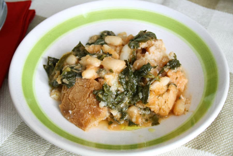 piatto di zuppa toscana al cavolo nero