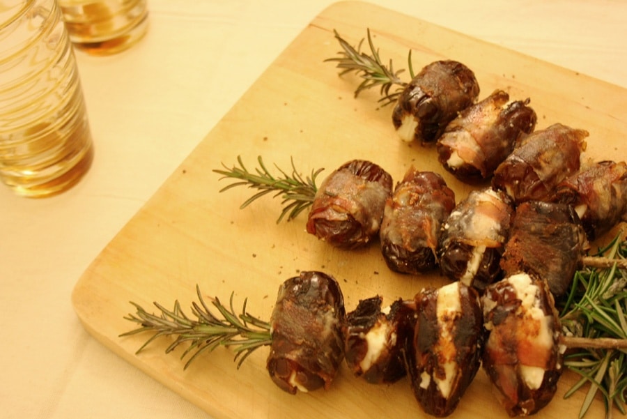 Spiedini di datteri con feta e pancetta