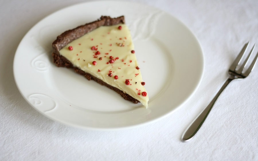 Crostata con pasta frolla al cacao, ganache di cioccolato bianco