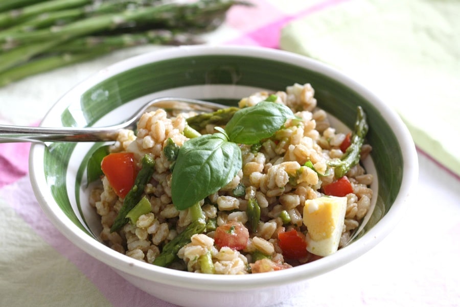 Italienischer Dinkelsalat mit Spargeln, Basilikum und Eier