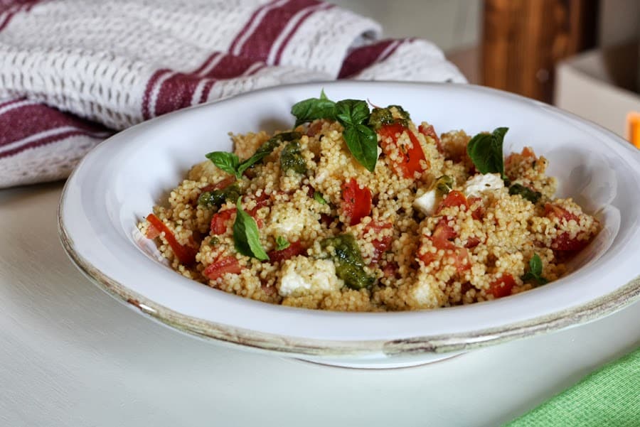 Couscous al pesto, pomodori e mozzarella