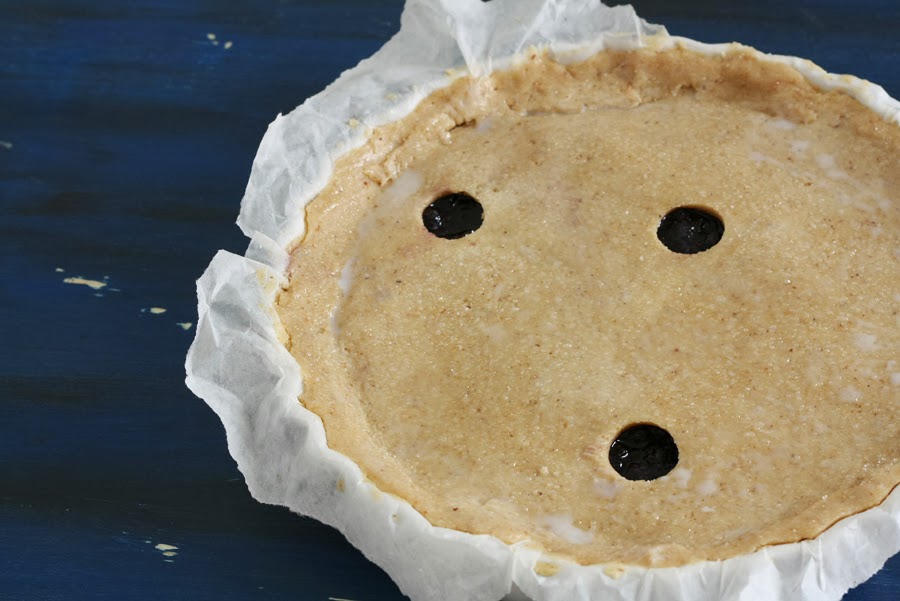 Crostata coperta alle nocciole e mirtilli