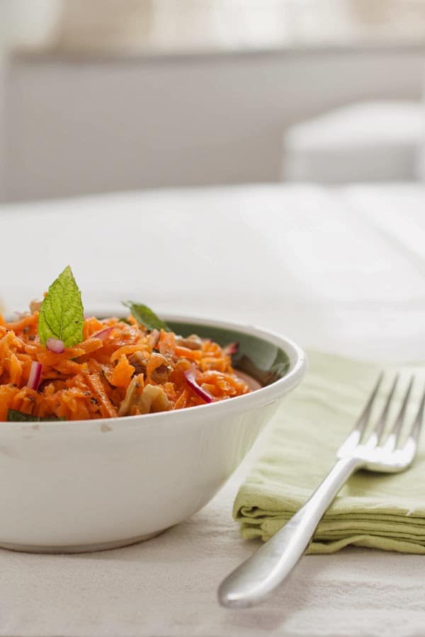 Insalata croccante di carote, cipolla rossa e noci profumata