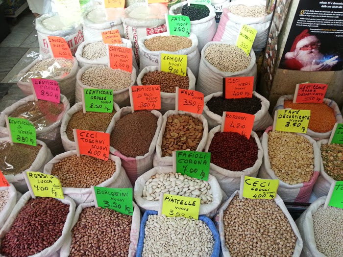 Hülsenfrüchte am Zentralmarkt in Livorno