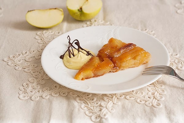 tarte tatin con mousse allo zabaione
