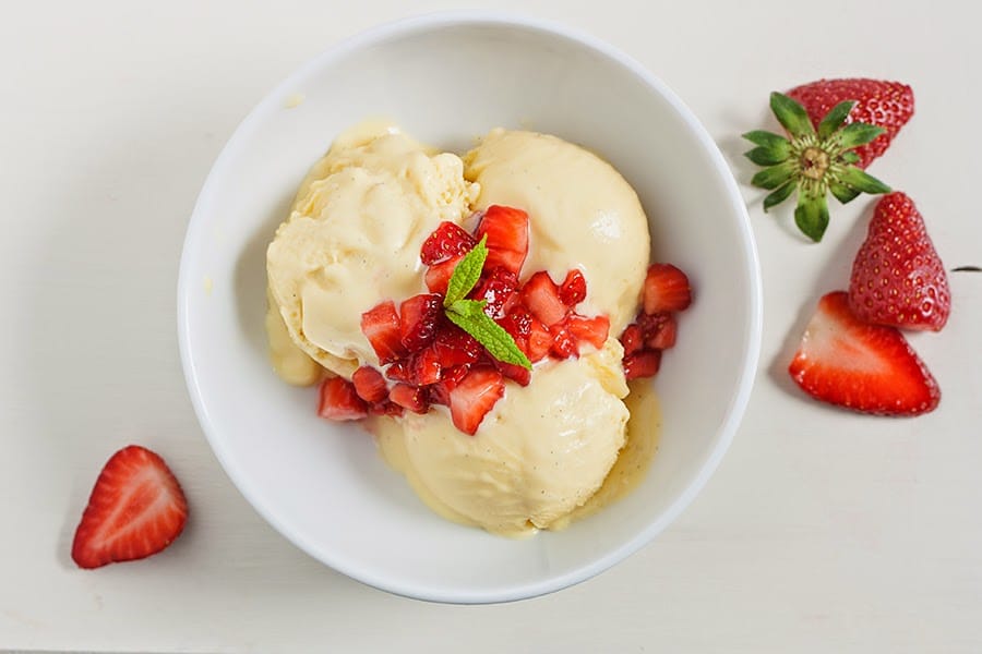 gelato di ricotta e fragole