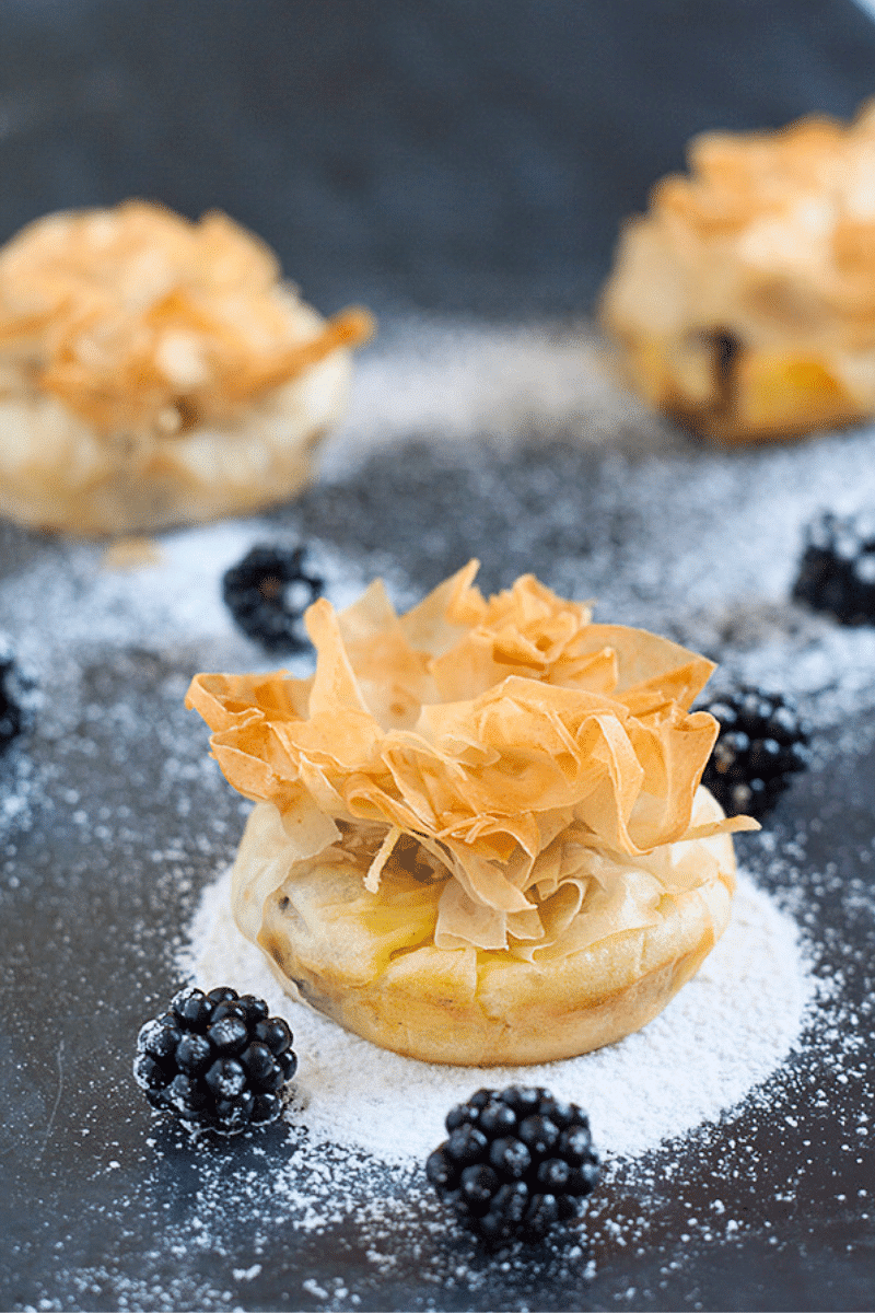 Filoteig-Körbchen mit Vanillencreme und Brombeeren