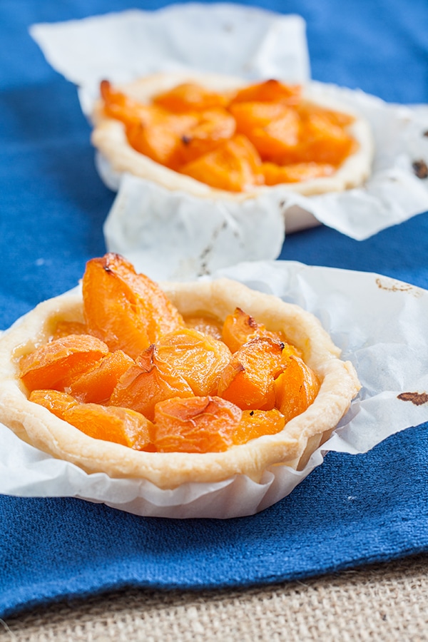 crostatine alle albicocche marinate