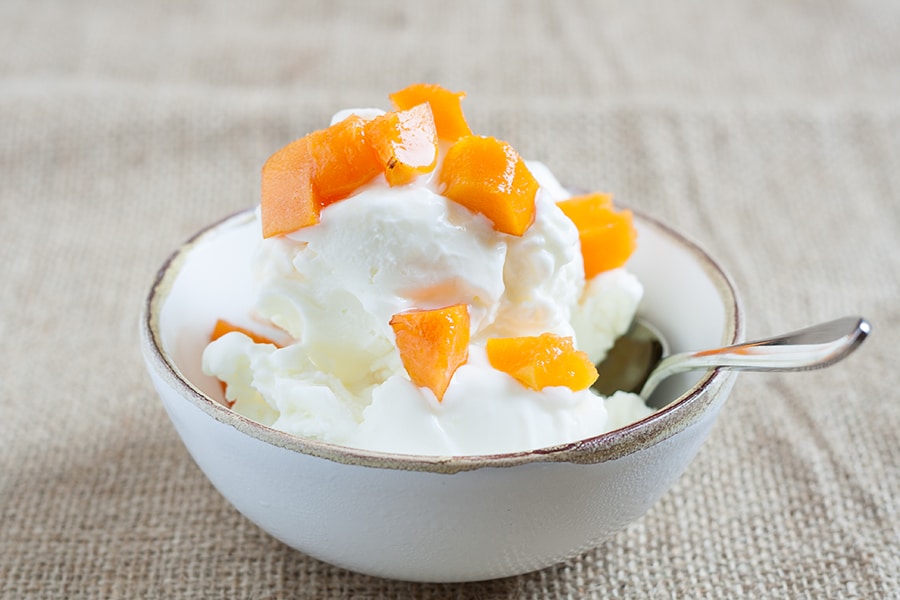 Yogurt greco gelato con albicocche marinate