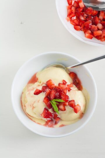gelato di ricotta e vaniglia con fragole