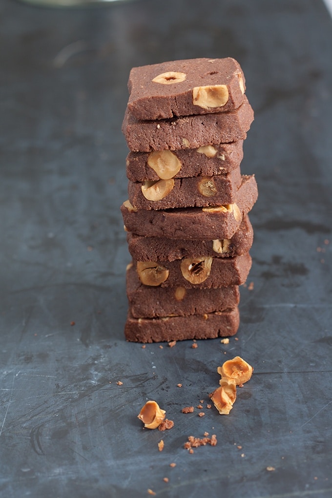 biscotti al cacao e nocciole tostate