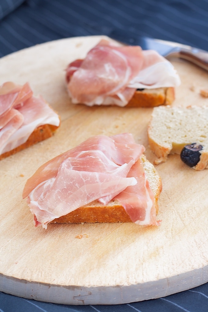 Pane al pecorino, olive e rosmarino con prosciutto pane al pecorino con prosciutto toscano