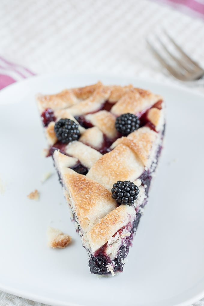 crostata di more di rovo ricoperta