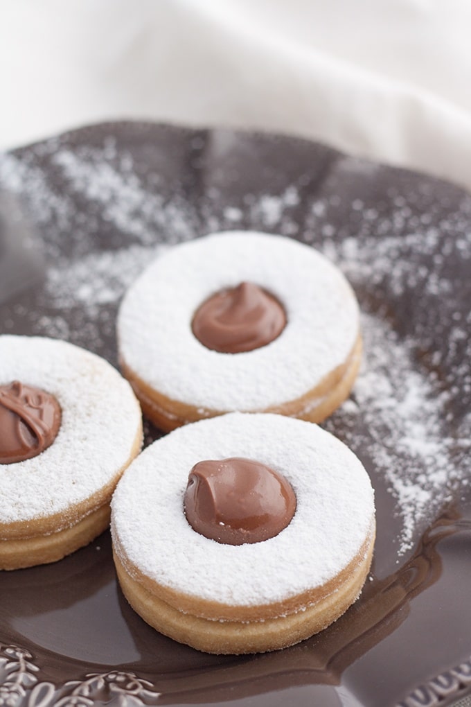 Biscotti occhi di bue con crema alle nocciole