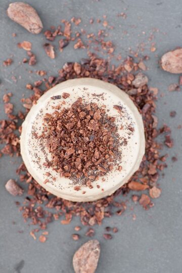 Panna cotta al caffè con fave di cacao