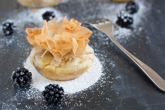 Filoteig-Körbchen gefüllt mit zarten Vanillencreme und Brombeeren