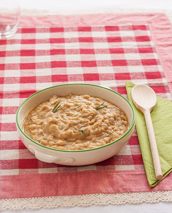 Platterbsen-Suppe mit Dinkel