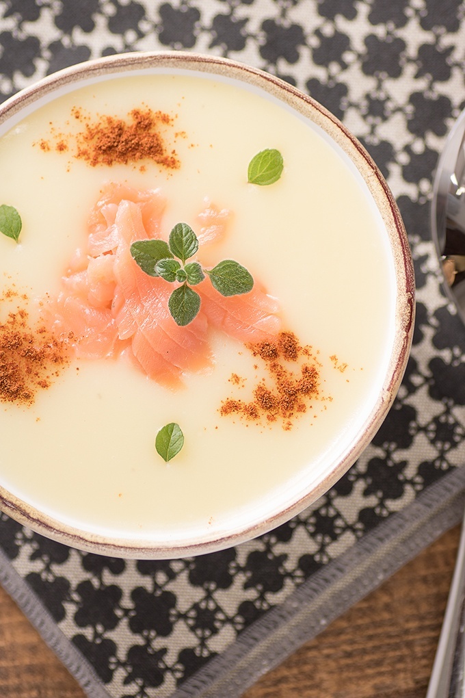 Cremige Kartoffelsuppe mit Knoblauch und Lachs