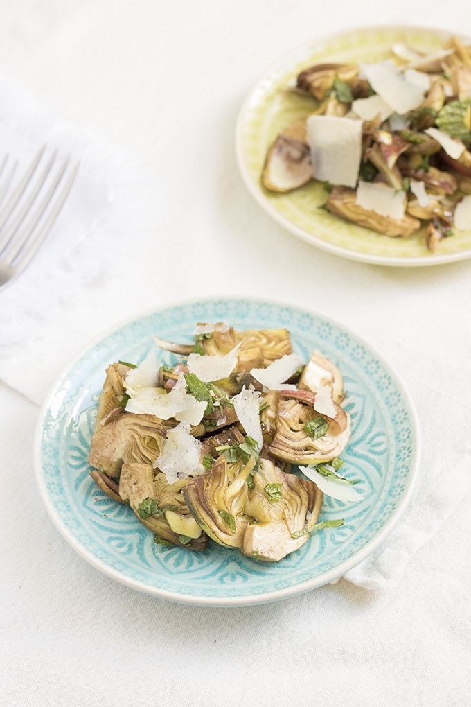 Salat mit rohen Artischocken und Parmesankäse
