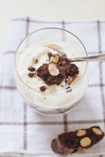 Coppette con crema di ricotta e biscotti