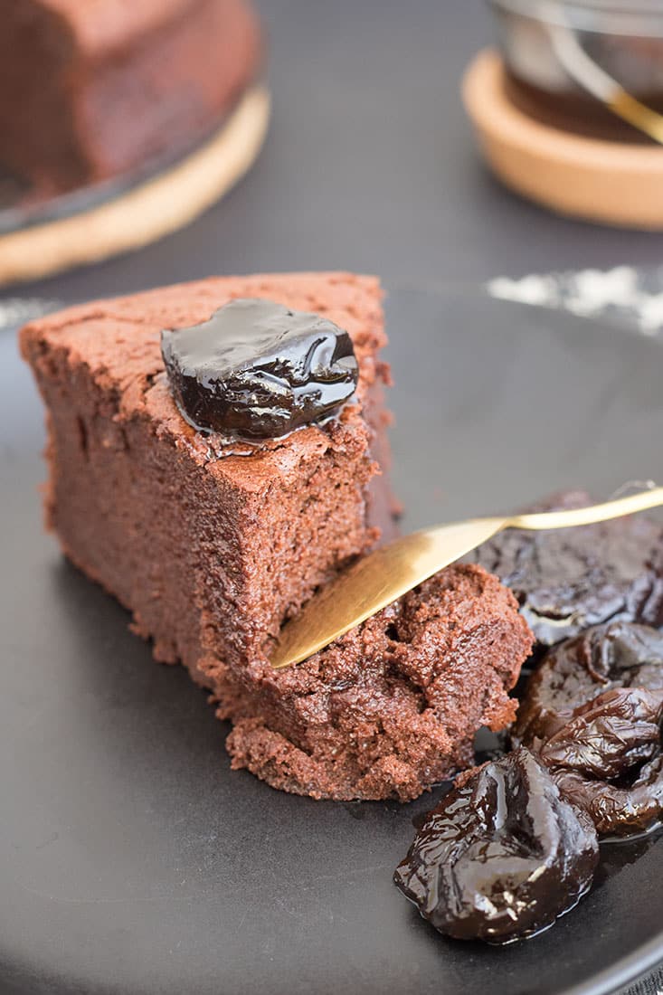 torta al cioccolato con prugne e vinsanto