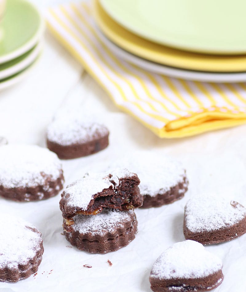 Biscotti al cacao ripieni di cioccolato