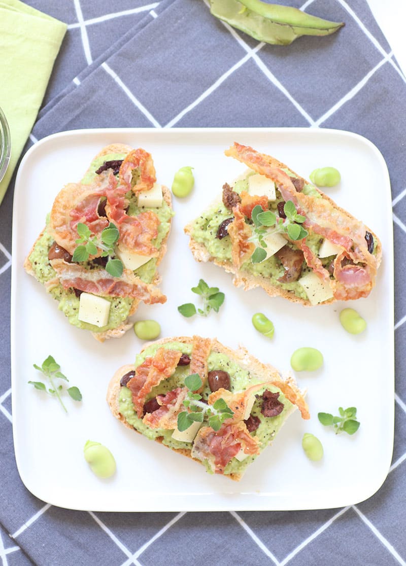 Ricetta crostini con crema di fave, olive e pancetta croccante