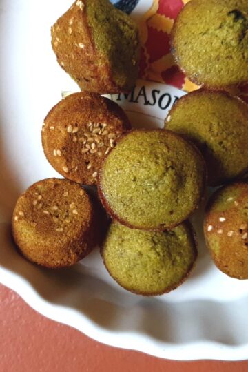 Dolci al té matcha, nocciole e sesamo