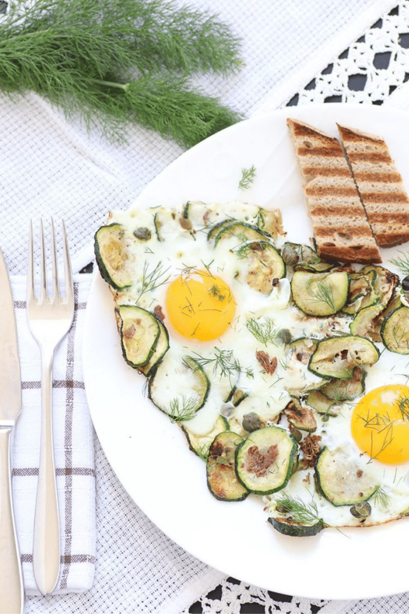 Spiegeleier mit Zucchini und Sardellen
